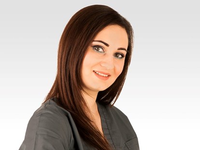 Schönheitskliniken - Augenringe entfernen - Frau Cristina Varvaroi ist unsere geschätzte Servicekraft. Während Ihres Klinikaufenthaltes hat Sie immer ein offenes Ohr für Sie und unterstützt das gesamte e-sthetic Team mit Ihrer freundlichen und offenen Art. - e-sthetic®