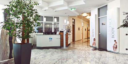 Schönheitskliniken - Einzelzimmer - Graz und Umgebung - Dr. Martin Grohmann Klinik Anmeldung Graz - Plastischer Chirurg Dr. Grohmann Martin