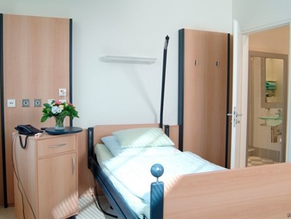 Schönheitskliniken - Halsstraffung - Köln, Bonn, Eifel ... - Patientenzimmer auf Hotel-Niveau - hier können Sie sich wohlfühlen. - Moser-Klinik Bonn