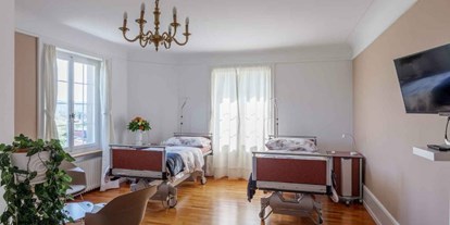 Schönheitskliniken - Tränensäcke entfernen - Berner Oberland - Zweier Patientenzimmer   - Klinik im Spiegel