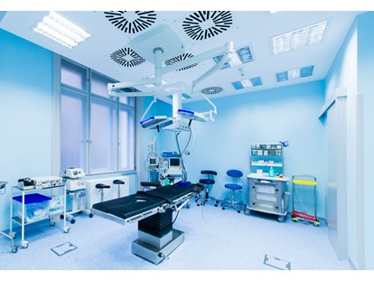 Schönheitskliniken - Krampfadern-/Besenreiserentfernung - Tschechien - Blauer Operationssaal - Medicom Clinic Prag