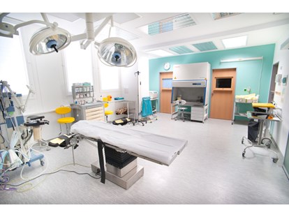 Schönheitskliniken - Augenringe entfernen - Großer Operationssaal - Medicom Clinic Brünn