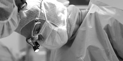 Schönheitskliniken - Halsstraffung - Zürich-Stadt - Das breite,chirurgische Angebot und die Sicherheit der Patienten kann dank einer langjährigen Expertise unserer Ärzte, eines zertifizierten OP-Traktes und einem eingespielten OP- und Narkose-Teams gewährleistet werden. - Praxisklinik Urania