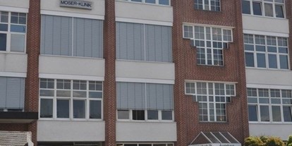 Schönheitskliniken - Fettabsaugung - Gut zu erreichen mit dem Auto (Autobahnausfahrt "Bonn-Lengsdorf") und dem ÖPNV (Haltestelle "Lengsdorf Mühlenhof"): die Moser-Klinik in Bonn. - Moser-Klinik Bonn