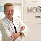 Schönheitskliniken: Hans-Jürgen Rabe, Facharzt für Plastische und Ästhetische Chirurgie, Chefarzt der Moser-Klinik in Bonn - Moser-Klinik Bonn