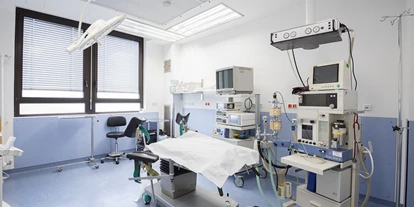 Schönheitskliniken - Haartransplantation - Hessen - moderner Operationssaal - Standort Gallup - Schönheitskliniken am Main
