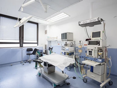 Schoenheitsklinik: moderner Operationssaal - Standort Gallup - Schönheitskliniken am Main