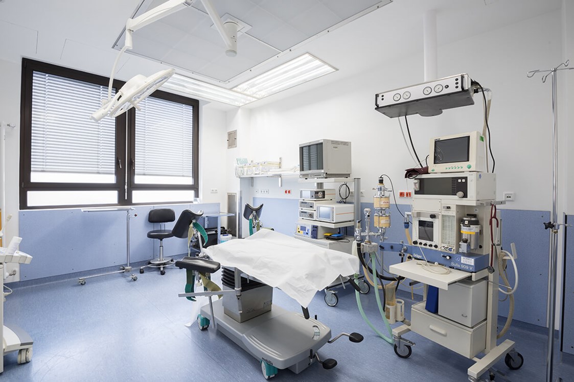 Schoenheitsklinik: moderner Operationssaal - Standort Gallup - Schönheitskliniken am Main