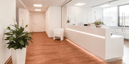 Schönheitskliniken - Brustverkleinerung - Die e-sthetic® Privatklinik in Essen heißt Sie herzlich willkommen!
Seit dem 01.08.2015 gibt es in der Essener Weststadt eine hoch professionelle Adresse für Ästhetische Chirurgie:
die e-sthetic® Privatklinik. Die Patienten erwartet ein medizinisch bestens ausgebildetes und sehr erfahrenes Team. Alle Behandlungen und Operationen unterliegen höchsten Standards. Dr. Daniel Talanow verwendet ausschließlich Produkte, die weltweit hoch anerkannt sind und regelmäßigen strengsten Tests unterzogen werden. Die Räumlichkeiten sind vollklimatisiert und bieten durch ihren hohen Komfort einen Ort zum Wohlfühlen. 
Die e-sthetic® Privatklinik ist sehr zentral in der Essener Weststadt gelegen, nur wenige Minuten von den Hauptverkehrswegen und Haupteinkaufszentren entfernt. So können Sie Ihre Beratungs- und Untersuchungstermine ganz bequem mit einem Stadtbummel in der Essener City kombinieren.
 - e-sthetic®