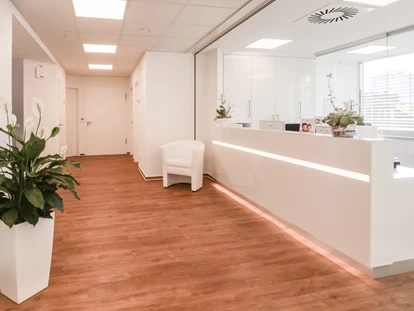 Schönheitskliniken - Brustverkleinerung - Die e-sthetic® Privatklinik in Essen heißt Sie herzlich willkommen!
Seit dem 01.08.2015 gibt es in der Essener Weststadt eine hoch professionelle Adresse für Ästhetische Chirurgie:
die e-sthetic® Privatklinik. Die Patienten erwartet ein medizinisch bestens ausgebildetes und sehr erfahrenes Team. Alle Behandlungen und Operationen unterliegen höchsten Standards. Dr. Daniel Talanow verwendet ausschließlich Produkte, die weltweit hoch anerkannt sind und regelmäßigen strengsten Tests unterzogen werden. Die Räumlichkeiten sind vollklimatisiert und bieten durch ihren hohen Komfort einen Ort zum Wohlfühlen. 
Die e-sthetic® Privatklinik ist sehr zentral in der Essener Weststadt gelegen, nur wenige Minuten von den Hauptverkehrswegen und Haupteinkaufszentren entfernt. So können Sie Ihre Beratungs- und Untersuchungstermine ganz bequem mit einem Stadtbummel in der Essener City kombinieren.
 - e-sthetic®