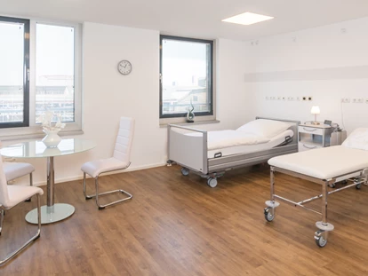 Schönheitskliniken - Brustverkleinerung - Ebenfalls möchten wir Ihnen unseren Aufwachraum vorstellen. Hier werden Sie durch unser top ausgebildetes Fachpersonal individuell und sehr fürsorglich betreut
 - e-sthetic®