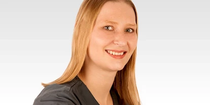 Schönheitskliniken - Brustverkleinerung - Frau Iris Bienert ist ausgebildete CTA und arbeitet seit über 6 Jahren ausschließlich in der Plastischen und Ästhetischen Chirurgie. Auch sie ist mit dem Klinikleiter durch eine langjährige Zusammenarbeit ideal abgestimmt und unterstützt Herrn Dr. Talanow bei allen operativen Eingriffen. - e-sthetic®