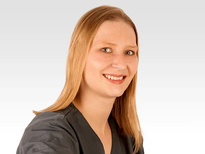 Schönheitskliniken - Brustverkleinerung - Frau Iris Bienert ist ausgebildete CTA und arbeitet seit über 6 Jahren ausschließlich in der Plastischen und Ästhetischen Chirurgie. Auch sie ist mit dem Klinikleiter durch eine langjährige Zusammenarbeit ideal abgestimmt und unterstützt Herrn Dr. Talanow bei allen operativen Eingriffen. - e-sthetic®
