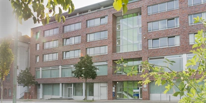 Schönheitskliniken - Brustverkleinerung - Außenansicht, Altendorfer Straße 7, 45127 Essen. Über die Kurt-Jooss-Str. (hausinterne Tiefgarage) haben unsere Patienten die Möglichkeit kostenfrei zu parken. - e-sthetic®