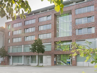 Schönheitskliniken - Brustverkleinerung - Außenansicht, Altendorfer Straße 7, 45127 Essen. Über die Kurt-Jooss-Str. (hausinterne Tiefgarage) haben unsere Patienten die Möglichkeit kostenfrei zu parken. - e-sthetic®