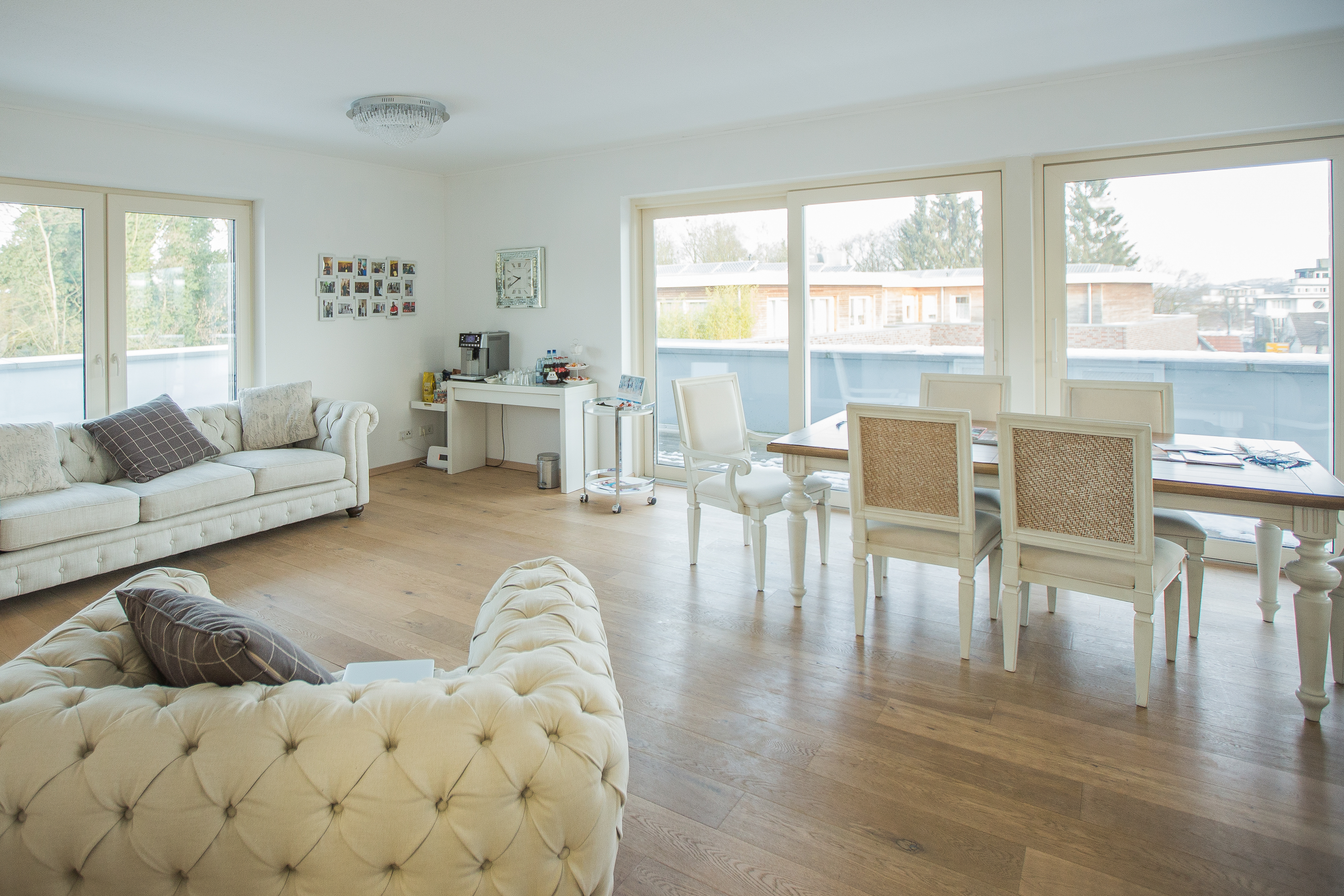 Schönheitskliniken - Lidstraffung - Praxis Wartezimmer - Praxis Tavus