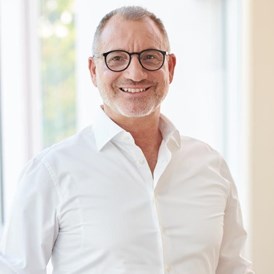 Schoenheitsklinik: Dr. Markus Klöppel - Gründer & Klinikleiter  - THERESIUM │ DR. KLOEPPEL