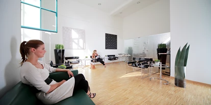 Schönheitskliniken - Haartransplantation - Wartebereich. - Klinik am Pelikanplatz GmbH