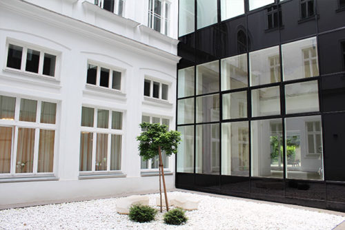 Schönheitskliniken - Facelift - Österreich - Innenhof vom The Aurora Ärztezentrum | Wohlfühlen wie im 5 Sterne Hotel - The Aurora Ärztezentrum