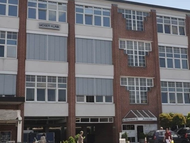 Schoenheitsklinik: Gut zu erreichen mit dem Auto (Autobahnausfahrt "Bonn-Lengsdorf") und dem ÖPNV (Haltestelle "Lengsdorf Mühlenhof"): die Moser-Klinik in Bonn. - Moser-Klinik Bonn