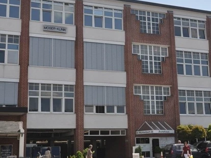 Schönheitskliniken - Brustverkleinerung - Gut zu erreichen mit dem Auto (Autobahnausfahrt "Bonn-Lengsdorf") und dem ÖPNV (Haltestelle "Lengsdorf Mühlenhof"): die Moser-Klinik in Bonn. - Moser-Klinik Bonn
