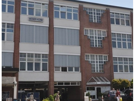 Schoenheitsklinik: Gut zu erreichen mit dem Auto (Autobahnausfahrt "Bonn-Lengsdorf") und dem ÖPNV (Haltestelle "Lengsdorf Mühlenhof"): die Moser-Klinik in Bonn. - Moser-Klinik Bonn