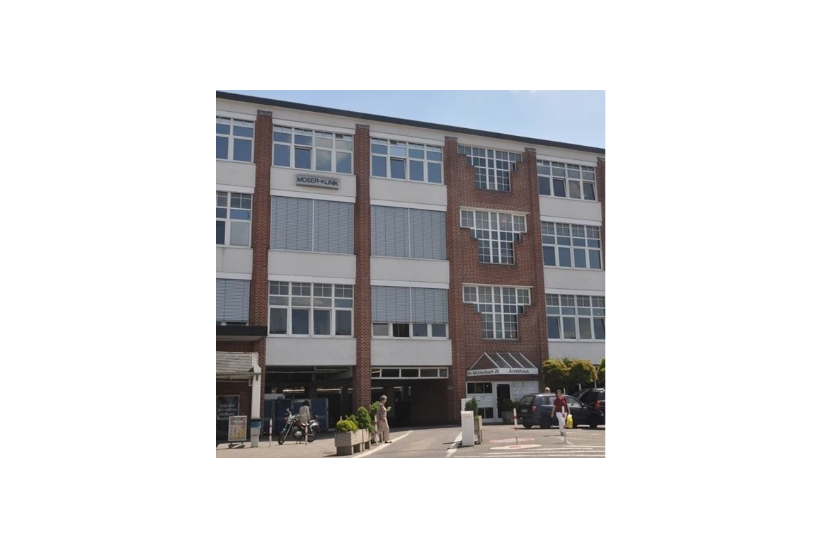 Schoenheitsklinik: Gut zu erreichen mit dem Auto (Autobahnausfahrt "Bonn-Lengsdorf") und dem ÖPNV (Haltestelle "Lengsdorf Mühlenhof"): die Moser-Klinik in Bonn. - Moser-Klinik Bonn