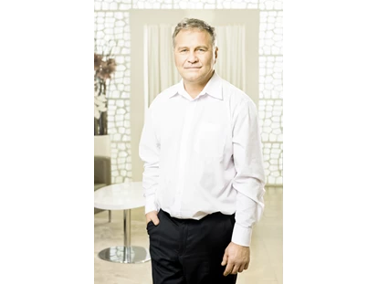 Schönheitskliniken - Prag - Dr. Peter Ondrejka, plastischer Chirurg - Medicom Clinic Prag