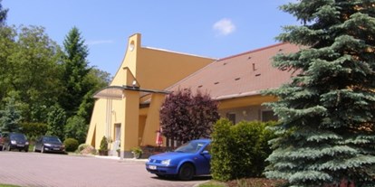 Schönheitskliniken - Südböhmische Region - Auf dem klinikeigenen Parkplatz können Sie Ihr Auto abstellen. - Schönheitsklinik Tabor