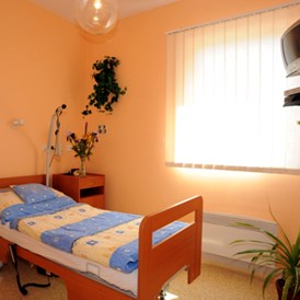 Schoenheitsklinik: Und hier sehen Sie ein Einzelzimmer - Schönheitsklinik Tabor