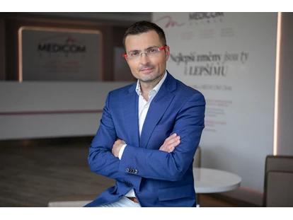 Schönheitskliniken - Brustverkleinerung - Leitender Arzt, Dr. Petr Pachman, plastischer Chirurg mit Spezialisierung auf Brustoperationen und Fettabsaugung - Medicom Clinic Brünn