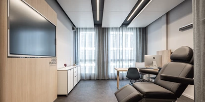 Schönheitskliniken - Brustverkleinerung - Besprechungszimmer mit Simulationsbildschirm - Zurich Plastics