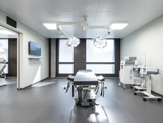 Schoenheitsklinik: Operationssaal Klasse 1 - Zurich Plastics