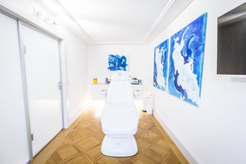 Schoenheitsklinik: Behandlungszimmer für nicht invasive Behandlungen bei Zurich Plastics ( Botox Behandlungen, Hyaluronsäure Behandlungen, PRP Microneedling, Radiofrequenz, Coolsculpting, Kryolipolyse) - Zurich Plastics