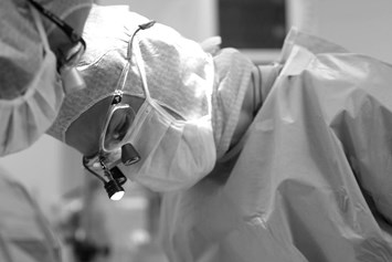 Schoenheitsklinik: Das breite,chirurgische Angebot und die Sicherheit der Patienten kann dank einer langjährigen Expertise unserer Ärzte, eines zertifizierten OP-Traktes und einem eingespielten OP- und Narkose-Teams gewährleistet werden. - Praxisklinik Urania