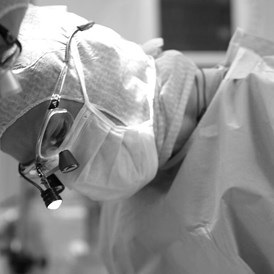 Schoenheitsklinik: Das breite,chirurgische Angebot und die Sicherheit der Patienten kann dank einer langjährigen Expertise unserer Ärzte, eines zertifizierten OP-Traktes und einem eingespielten OP- und Narkose-Teams gewährleistet werden. - Praxisklinik Urania