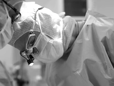 Schoenheitsklinik: Das breite,chirurgische Angebot und die Sicherheit der Patienten kann dank einer langjährigen Expertise unserer Ärzte, eines zertifizierten OP-Traktes und einem eingespielten OP- und Narkose-Teams gewährleistet werden. - Praxisklinik Urania