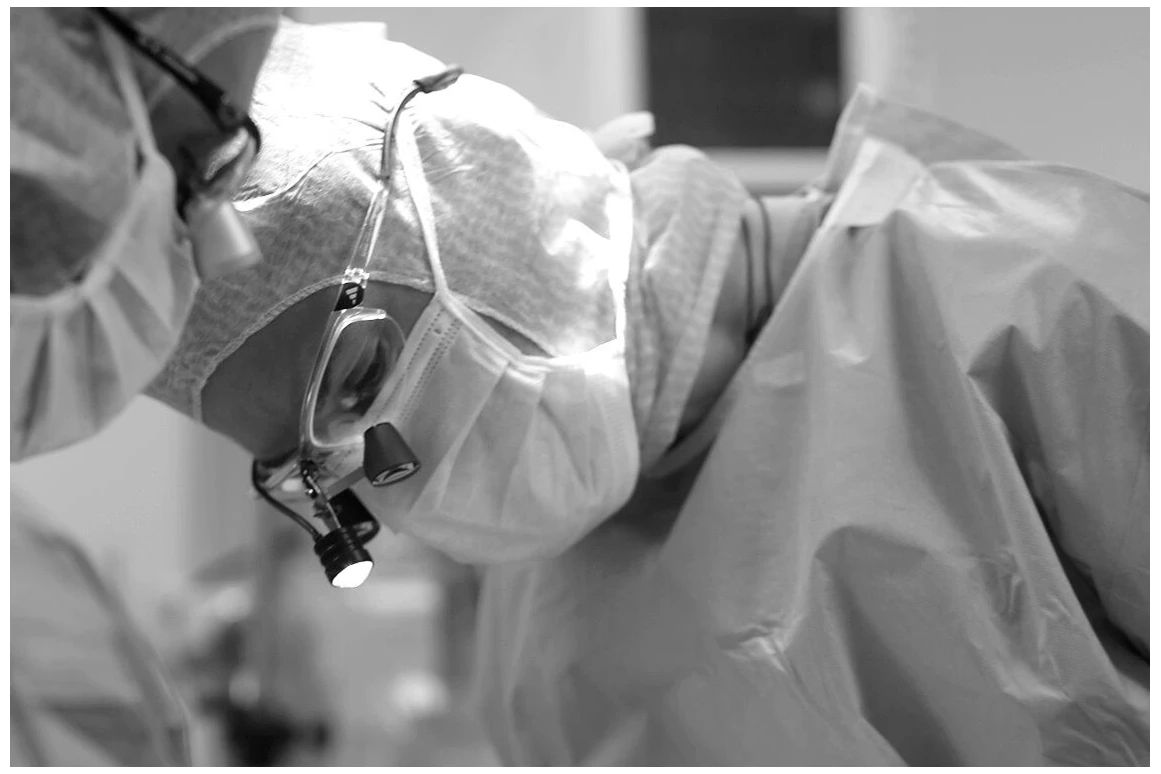 Schoenheitsklinik: Das breite,chirurgische Angebot und die Sicherheit der Patienten kann dank einer langjährigen Expertise unserer Ärzte, eines zertifizierten OP-Traktes und einem eingespielten OP- und Narkose-Teams gewährleistet werden. - Praxisklinik Urania